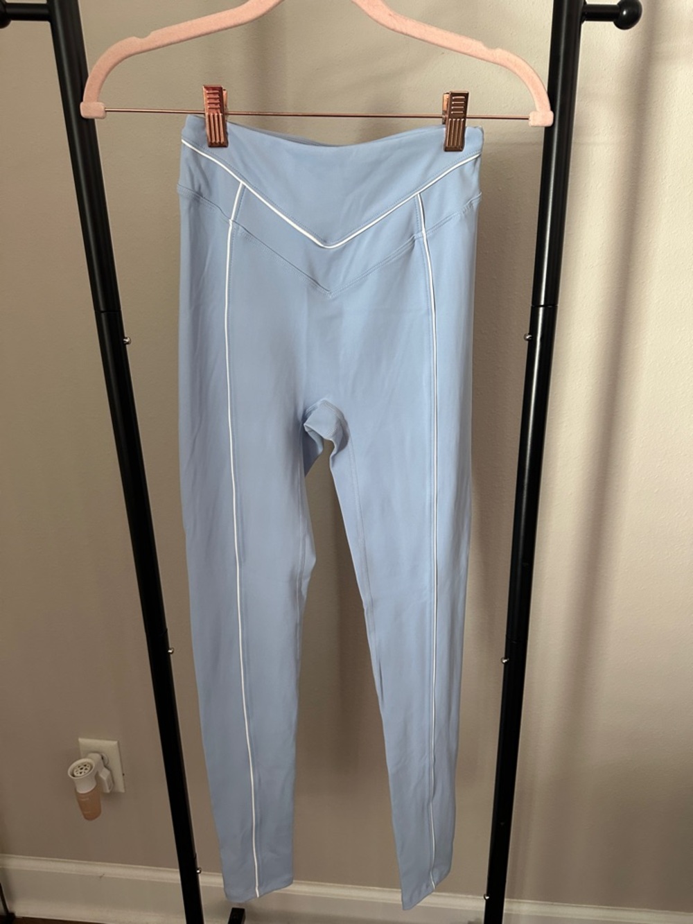 High-Waist Light Blue Leggings with Contrast White Piping